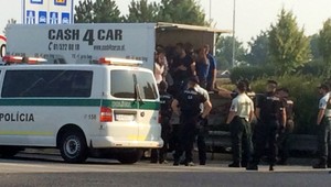 Na hraničnom priechode Rajka zadržali dodávku s migrantmi