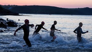 Triatlonové preteky poznačila smrť dvoch plavcov