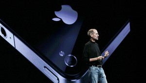 Zaspali ste? Môže za to chyba iPhone 4!