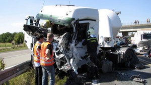 Zrážka auta s cisternou: Jeden mŕtvy, ďalší zranený