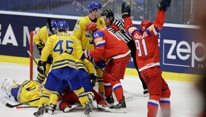 Rusi zlomili odpor Tre Kronor v závere. Ovečkin sadá do lietadla!