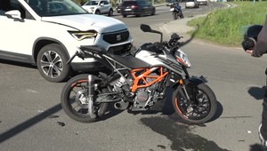 Autentické zábery nehody: 17-ročný motorkár skončil po kolízii s odbočujúcim autom v nemocnici