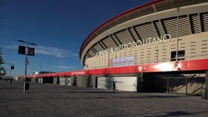 Atlético si uctí členov fanklubu, ktorých pripravil o život koronavírus