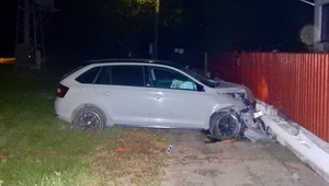 Zlodej ďaleko nezašiel: Ukradol auto a havaroval o pár meter ďalej