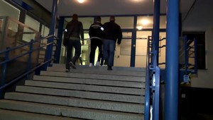 Muža prepadli na elektrickej kolobežke. Sudca rozhodoval o väzbe