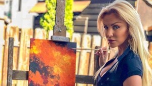 Tvári sa ako umelkyňa, ľudia ju vysmiali: Všimli ste si ten detail na fotkách aj vy?