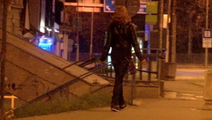 Muž prezlečený za ženu balí heterosexuálnych mužov v Trenčíne