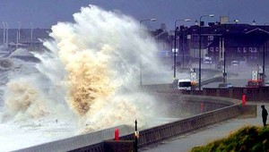 Britániu zasiahla búrka. Surferi sa radujú, chlapec (14) je nezvestný