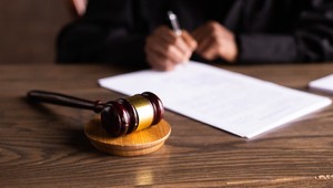 K slabším miernejší, k silnejším prísnejší?