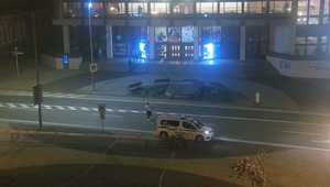 Nepochopiteľný čin v Senici: Muž prišiel k autu hliadky, jedného z policajtov nečakane udrel päsťou do tváre