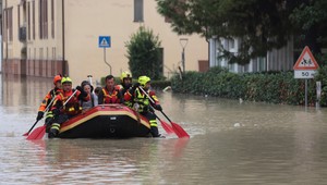 Taliansko postihli najhoršie záplavy za sto rokov. Babičku s dojčaťom odniesla voda