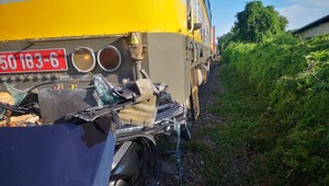 Vážna nehoda na železničnom priecestí: Vlak tlačil auto pred sebou stovky metrov