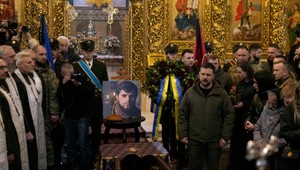 380. deň na Ukrajine: Tisíce ľudí vrátane fínskej premiérky sa v Kyjeve lúčili s padlým obrancom