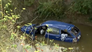 Rýchla jazda skončila autom v nádrži. Mladíkom nepomohli výhovorky, kto z nich riadil vozidlo