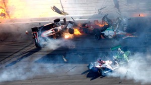 Vettel víťazí, ale myslí aj na obete tragédií