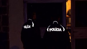 Po dome profesionálneho vojaka pobehovali zlodeji. Jedného zadržal sám