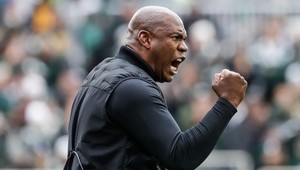 Univerzitný kouč bude zarábať viac ako mnohí najlepší tréneri sveta