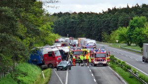 Na diaľnici sa zrazil autobus plný ľudí s kamiónom. Zomrel jeden človek, zranilo sa 59 ľudí
