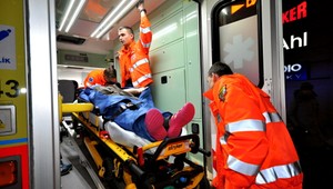 Opitý Štefan ležal na ceste, zaútočil na záchranárov