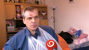 Dvaja 16-roční mladíci na ulici napadli muža. Pri surovej bitke utrpel vážne zranenia