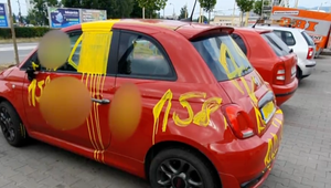 Neznámy vandal sa vybúril na aute: Žilinčanovi žltou farbou namaľoval svastiky