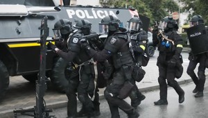 Uzavreté ulice, kukláči a obrnený transportér: V Banskej Bystrici prebehlo zásahové cvičenie