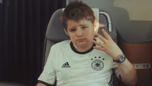 Ten istý chlapec mal pri lete z Brazílie 7 prstov na ruke