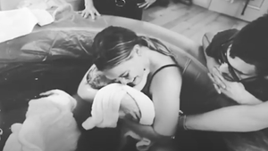 Tretie bábätko je na svete! Speváčka si opäť zvolila domáci pôrod!