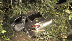 Vážna dopravná nehoda na Horehroní: Vodič vošiel do protismeru, auto zastavili až stromy