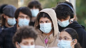 Hrozí Británii lockdown ako pri Covide? Nebezpečná nákaza zabíja mladých a šíri sa medzi študentmi