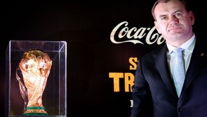 Svetová trofej FIFA je na Slovensku, odhalil ju tréner Weiss