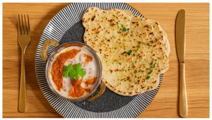 HLAVNÉ JEDLO - Butter chicken (maslové kura) s basmati ryžou a domácou naan plackou