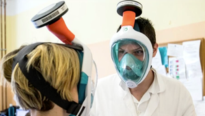 Namiesto respirátorov potápačské masky. V Česku chránia lekárov netradične