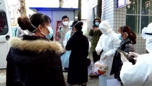 Hystéria z koronavírusu? Ukrajinskí demonštranti útočili na prevezených Ukrajincov z Wu-chanu