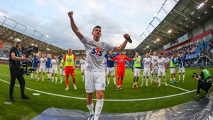 Lech oslavuje titul, trinásťnásobný šampión vypadol