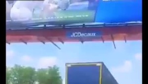 Muž na vozíku sa chytil návesu na kamióne. Rútil sa po ceste nebezpečnou rýchlosťou