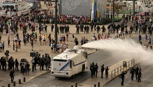 Tvrdá odpoveď chuligánom. Francúzi začali vyhosťovať výtržníkov