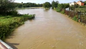 Dážď sa v noci vybúril v Nitrianskom kraji. Hrozilo pretrhnutie hrádze