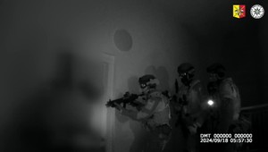 VIDEO: Kukláči si prišli pre údajného vraha, ktorý ukrýval mŕtve telo bývalej priateľky