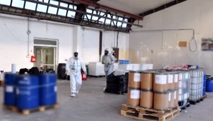 Policajti našli miesto, kde sa vyrábali dizajnérske drogy.  Množstvo, ktoré zaistili, by zaplnilo kamión