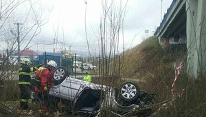 V Likavke spadlo auto z mosta, sedeli v ňom aj dve deti