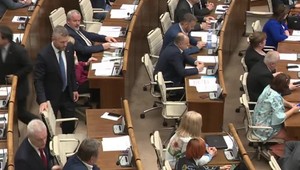 Koalícia je opäť tesne pred rozpadom: Lídri vládnych strán rokujú o pomoci pri zdražovaní