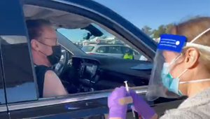 Zaočkovať sa už dala aj herecká legenda! Hláškou z jeho filmu pritom všetkých pobavil!