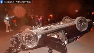 Opitý vodič likvidoval všetko, čo mu stálo v ceste. Zničil niekoľko áut a skončil na streche