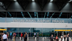 Rušné dopoludnie v Prahe: Z letiska museli evakuovať stovky cestujúcich