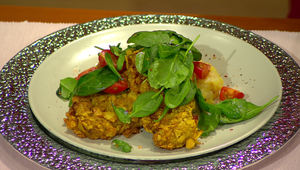 Vyprážaná teľacia pečeň v nachos, zemiaky s konfitovanou  cibuľou v husacej masti