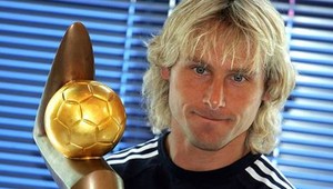 Nedvěd získal Zlatú loptu a ukončil štvorročné vládnutie Čecha