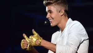 Fanúšikovia prosia Biebera. Justin, NEROB TO!