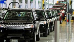 Jaguar Land Rover začal s náborom prvej tisícky pracovníkov. Ponúka plat vyše 1200 eur