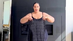 Objednala si virálne šaty, ktoré vraj sedia na každú postavu: Puknete od smiechu, ako v nich vyzerá!